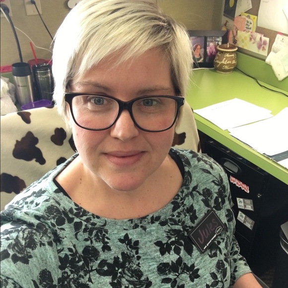 Meet your Posher, Julie - Picture 1 of 1